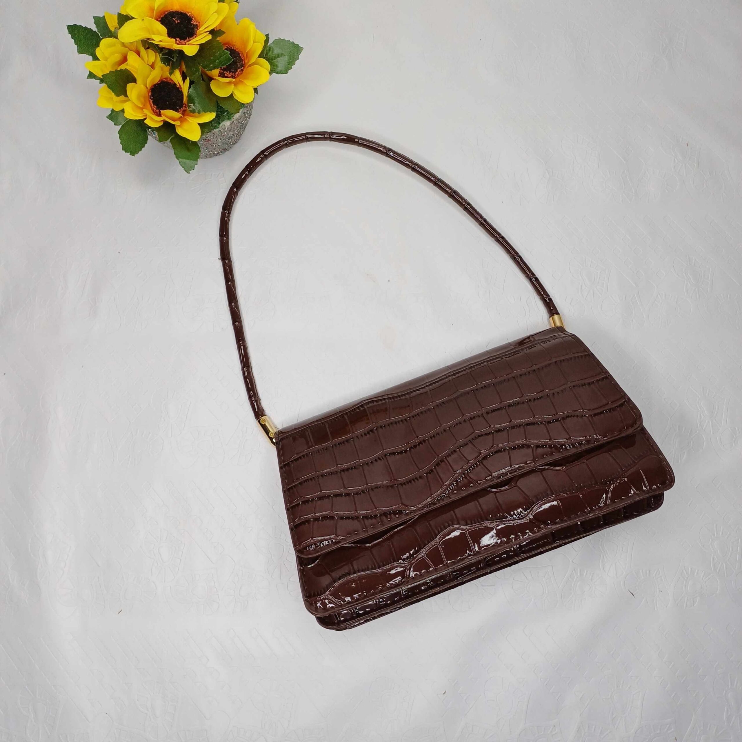 Elegant Croc-Embossed Shoulder Bag
