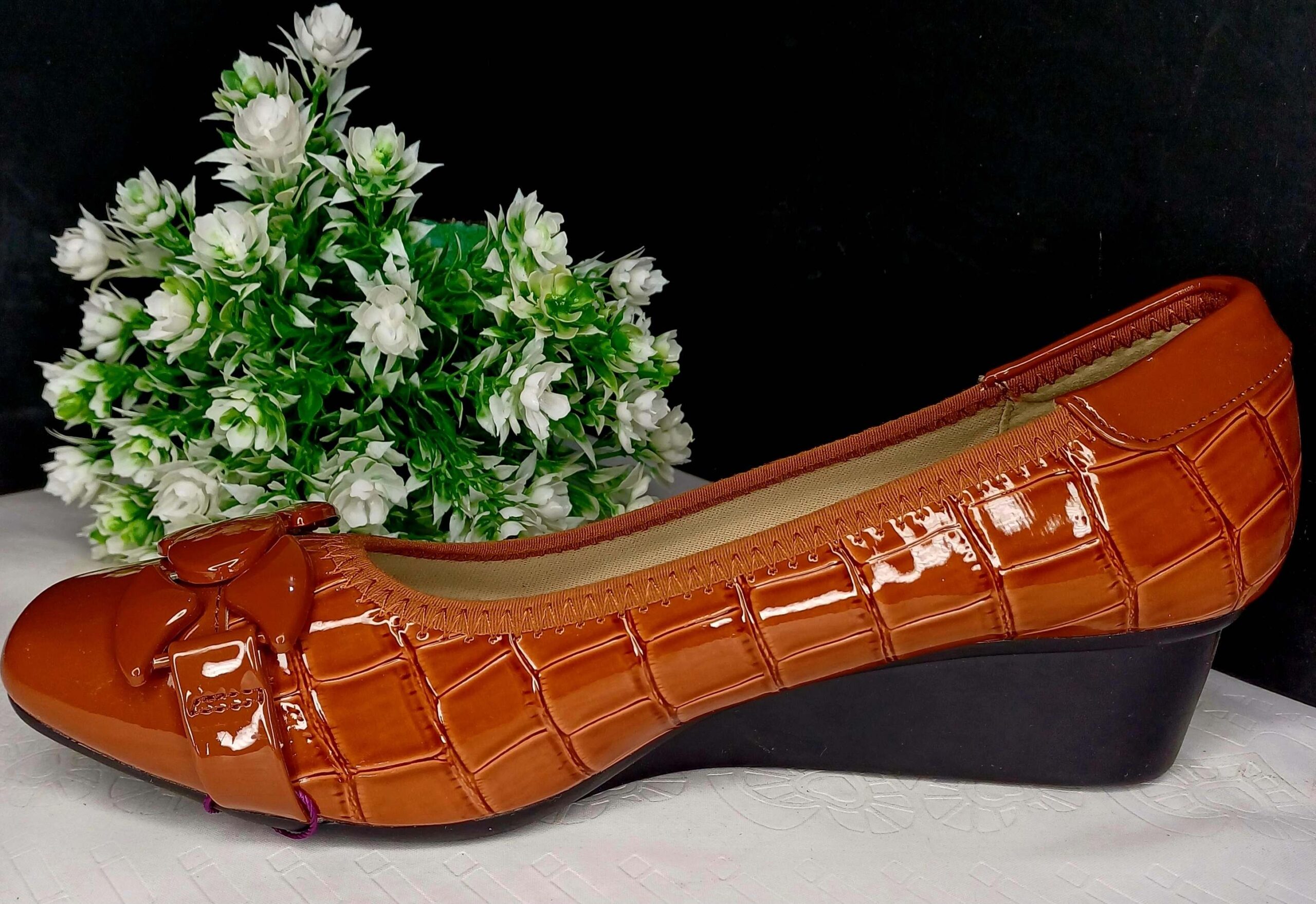 Glossy, crocodile wedge heel shoe