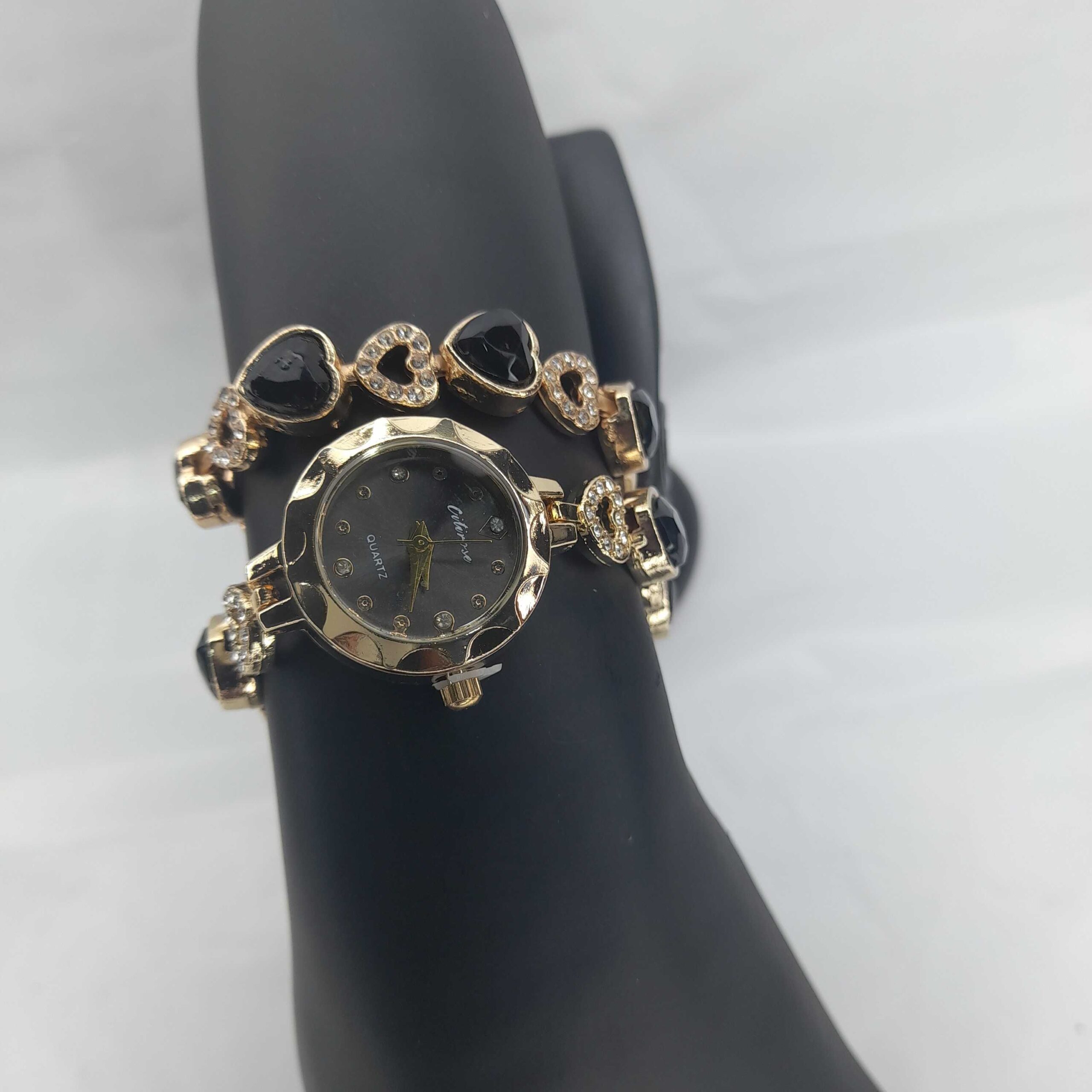 Elegant Heart Charm Women's Wristwatch