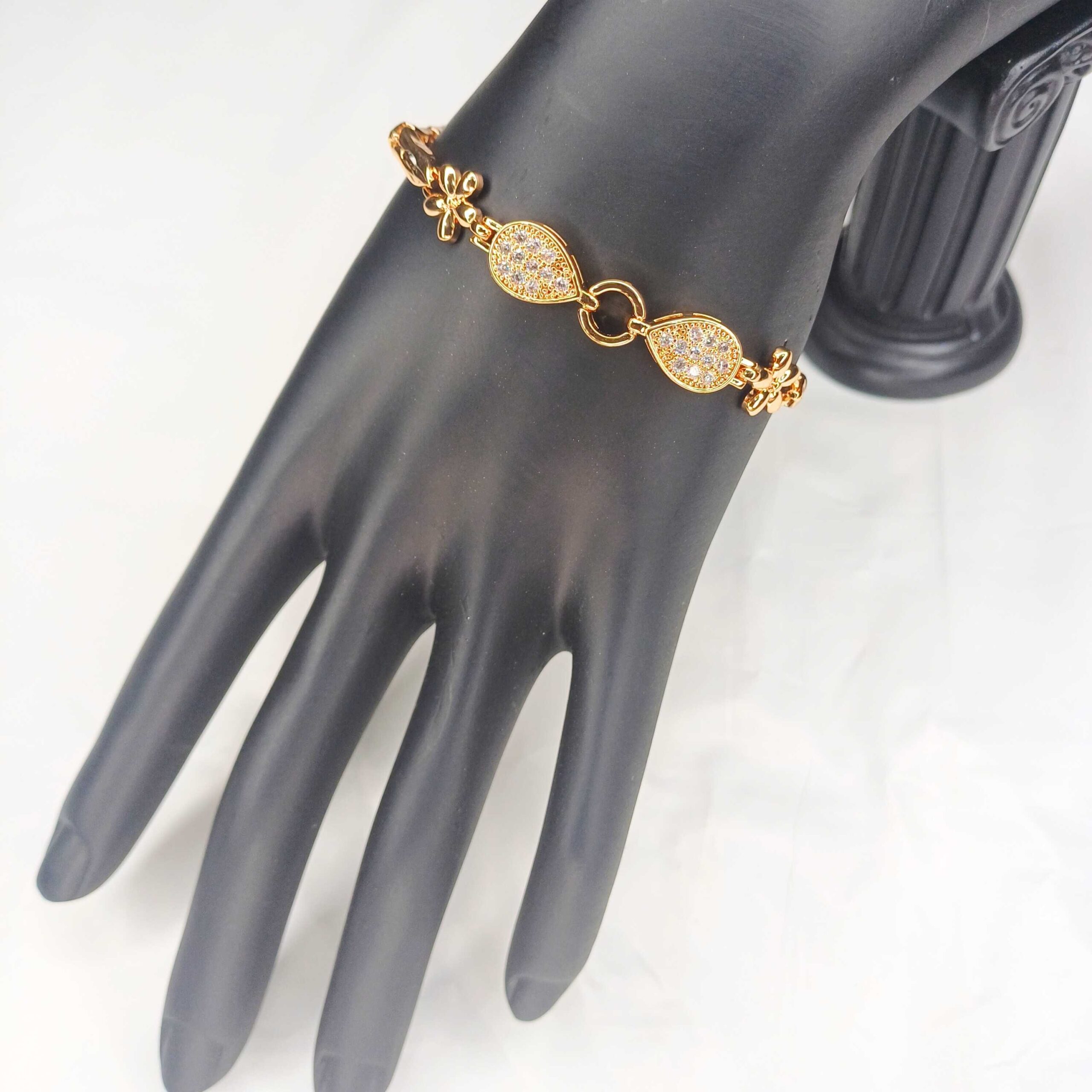 Elegant Gold-Plated Teardrop Bracelet
