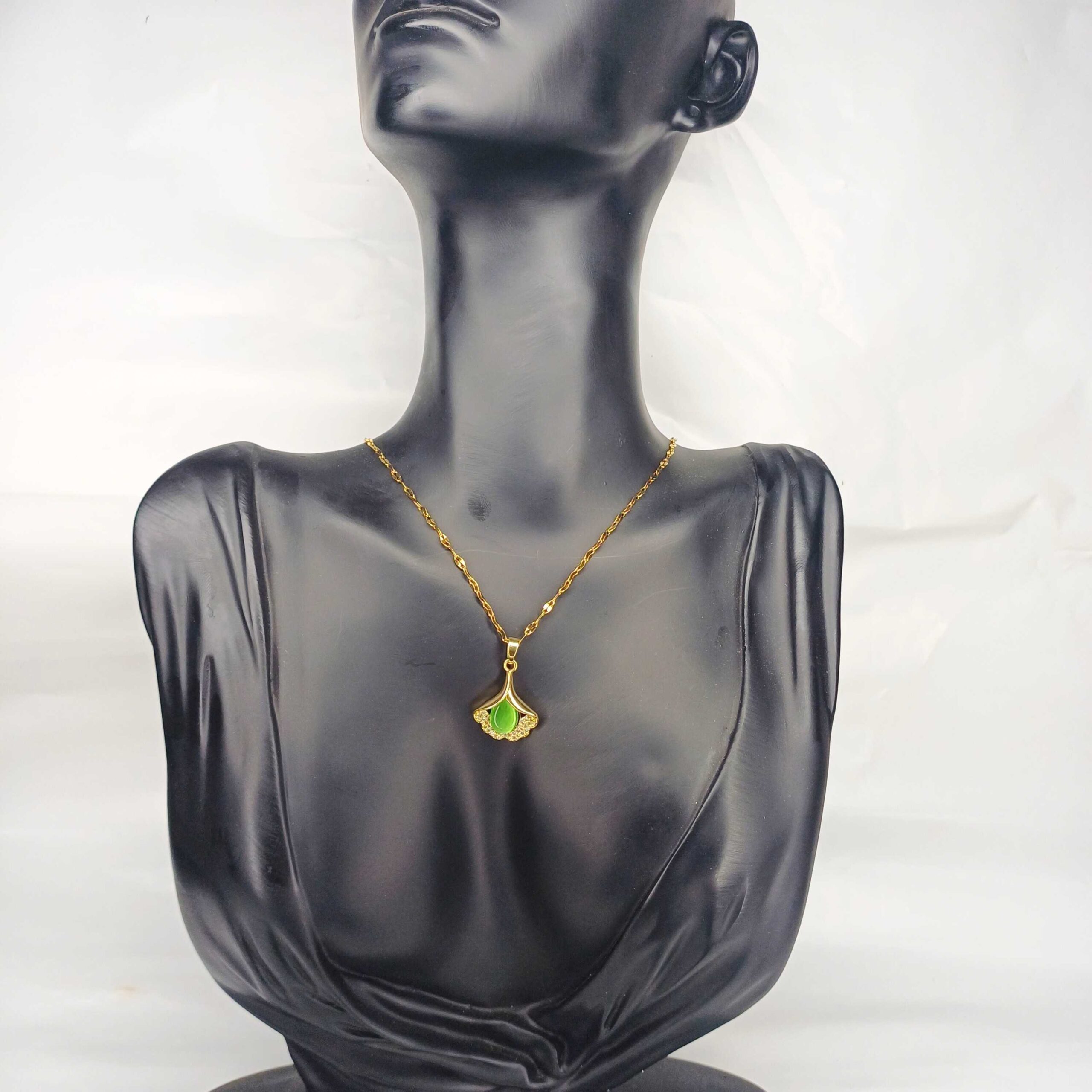 Elegant Green Teardrop Pendant Necklace