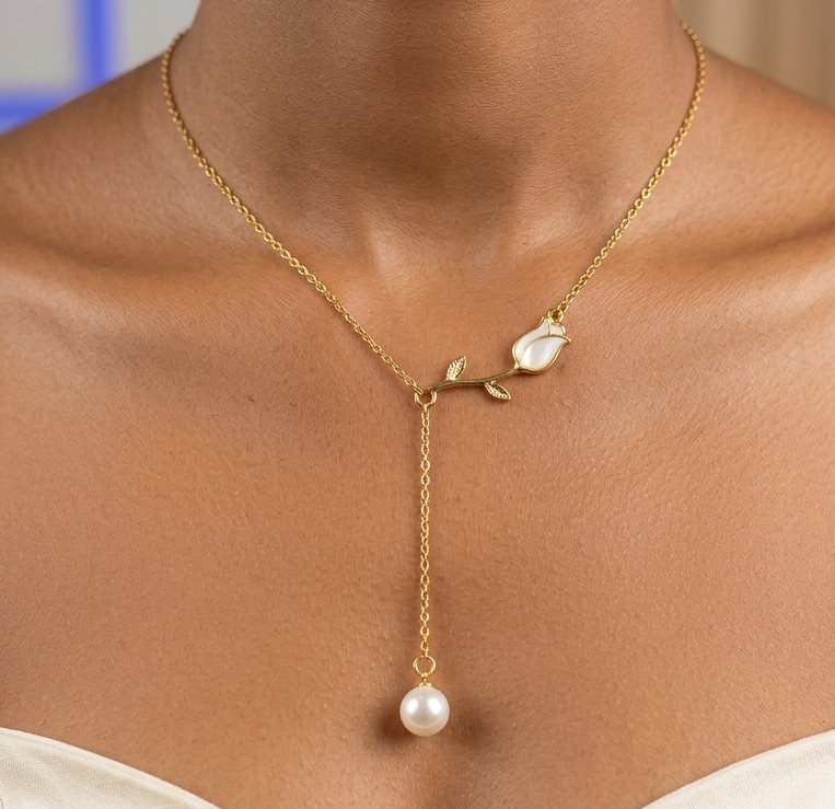 Elegant gold necklace for timeless feminine style