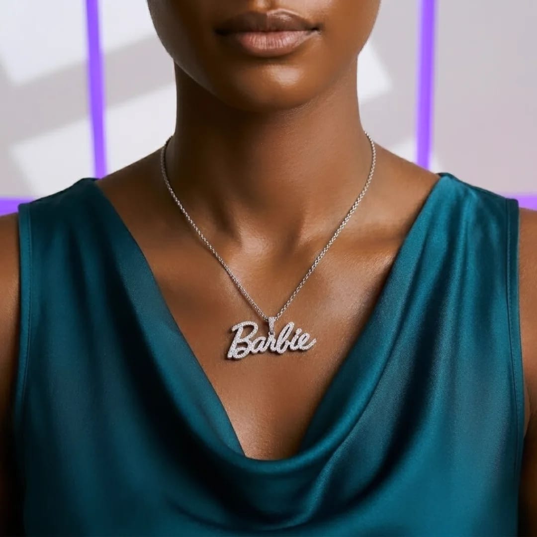 Gold necklace and minimalist jewellery for refined style